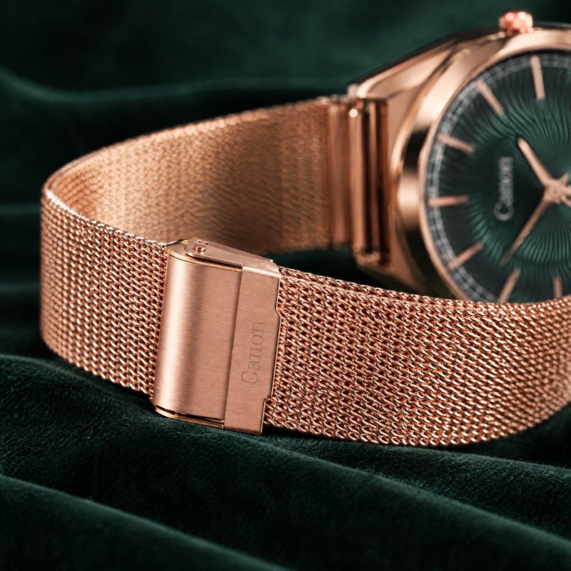 Macro of CN-529 rose gold Milanese mesh strap and Canon clasp